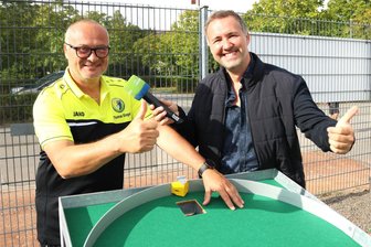 Freizeitspaß auf 18 Bahnen: Minigolfanlage in Flöha in Ferien täglich geöffnet - Thomas Engel (l.) von der Abteilung Minigolf des TSV Flöha zeigte auch Moderator Silvio Zschage die Anlage.