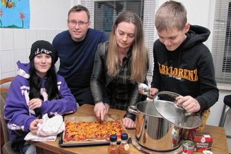 Freizeittreff Geringswalde startet neu - Heiko Blochwitz und Sonja Rief (M.) unterstützen seit Kurzem den Freizeittreff in Geringswalde. Lilly Böber (l.) und Glenn Hälsig helfen beim Kochen.