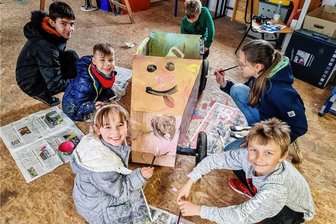 Freizeitzentrum Mittweida lässt in den Ferien keine Langeweile aufkommen - Ferienzeit heißt im Freizeitzentrum Mittweida, dass wie hier 2022 wieder zusammen gebastelt wird.