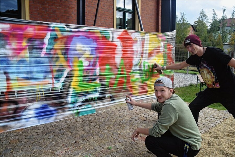 Freizeitzentrum Wilkau-Haßlau lebt mit viel Farbe auf - Marcel Beate (rechts) und Nick Lubitz an der Stretchfolie. Die Kinder hatten vorgearbeitet, jetzt kommen noch die Feinheiten ins Bild. 