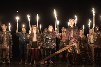 Fremdeln mit der Wohlfühl-Stadt - Szene aus dem Theaterstück "Graf Öderland", das Pegida thematisiert, im Staatsschauspiel in Dresden.