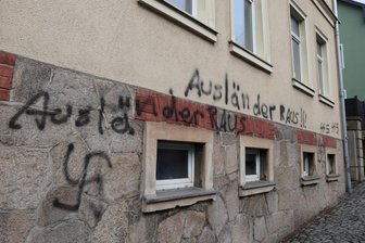 Fremdenfeindliche Parolen und Nazi-Symbole an Wohnhaus in Beierfeld geschmiert - Nazi-Schmierereien in Beierfeld, entdeckt am Morgen nach der Bundestagswahl.