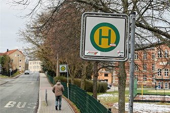Fremder spricht Schülerin in Penig aus Auto heraus an - An einer Bushaltestelle an der Zinnberger Straße in Penig, nahe des Gymnasiums, soll eine Schülerin aus einem Auto heraus von einem unbekannten Mann angesprochen worden sein.