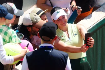 French Open: Lys in Runde zwei, Maria und Seidel schon raus - Machte nach ihrem Sieg ein Selfie mit den Fans: Eva Lys.