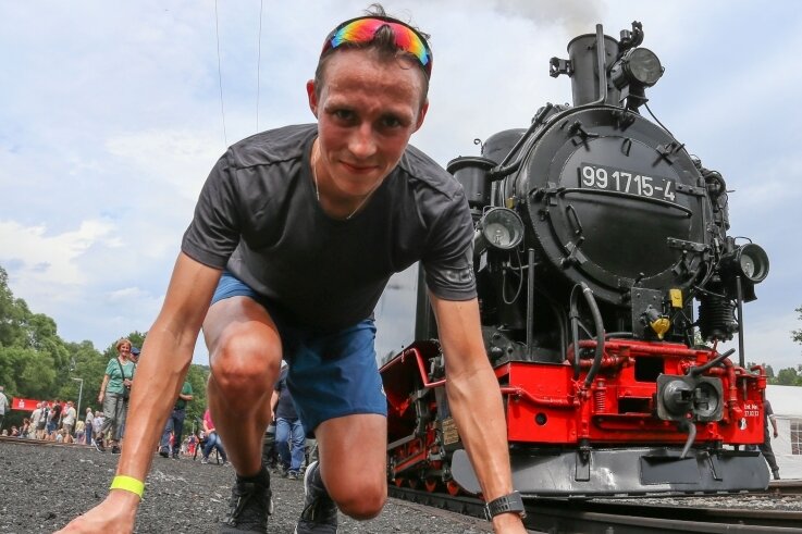 "Frenzel spornt andere Laufenthusiasten an" - Eric Frenzel musste sich 2015 auf der rund sieben Kilometer langen Strecke der Lok geschlagen geben. In diesem Jahr tritt der Nordische Kombinierer erneut als Läufer an. 