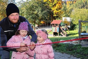 Freude an Breitenbrunner Kita: Steppkes nehmen neuen Spielplatz in Besitz - Mit Hilfestellung durch Stefan Wagner von der Baufirma Beyreuther schnitten Leonie und Charlotte das Band durch, mit dem der neugestaltete Spielplatz an der Kita "Friedrich Fröbel" noch abgesperrt war. 