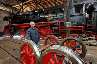 Freude an der Muldentalbahn in Glauchau: Der letzte Lokführer von damals darf jetzt wieder ran - Siegfried Böhm wird die riesige Dampflok auf der Strecke im Muldental fahren.