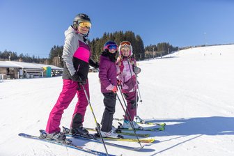 Freude auf Skihang im Erzgebirge: „Endlich können wir auch in den Ferien wieder einmal öffnen“ - Sabine Peter war mit ihren Enkelinnen Stella und Nora am Mittwoch auf dem Skihang in Neudorf.