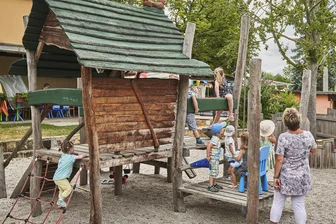 Freude bei Brummkreisel-Kindern in Crimmitschau: Rutschenturm soll kommen - Die Kita „Brummkreisel“ in Crimmitschau erhält Geld für einen Rutschenturm.