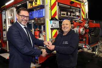 Freude bei den Blauröcken in Waschleithe: Feuerwehr im Erzgebirge erhält neues Fahrzeug - Bürgermeister Mirko Geißler (links) übergibt das neue Fahrzeug an Ortswehrleiter Thomas Schramm.