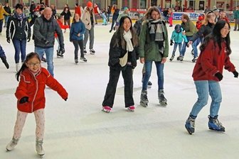 Freude beim Eislaufen und beim Bestaunen des imposanten Puppenkaufhauses -