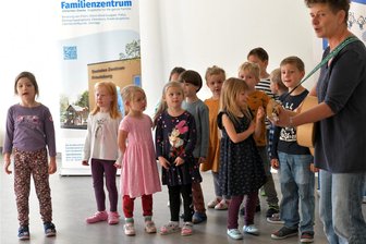 Freude beim Kinderschutzbund in Freiberg: Dank einer Spende kann die Spielanlage vom alten ins neue Außengelände geholt werden - Birgit Weber sang als Dankeschön gemeinsam mit den Kindern unter anderem das Steigerlied.