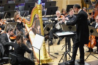 Freude beim Sinfoniekonzert in Freiberg: Neue Konzertharfe "eingeweiht" - Beim Sinfoniekonzert "Natur und Geist" in der Nikolaikirche Freiberg unter der Leitung von Generalmusikdirektor Attilio Tomasello spielten Kerstin Georgi an der neuen Konzertharfe und Sören Glaser an der Querflöte.
