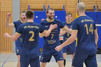 Freude beim VfL Wildenfels: Volleyballer behaupten Platz 2 in der Sachsenklasse - Die Wildenfelser Volleyballer bejubeln eine gelungene Aktion im Topspiel gegen Reichenbach.