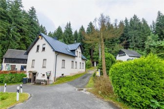 Freude für Anwohner: Weg zu Hahnenhäusern jetzt öffentlich - Der Weg zu den historisch bedeutsamen Hahnenhäusern ist für Anwohner nun öffentlich.