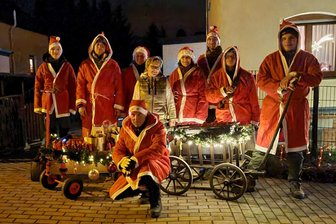 Freude im Advent: Wohlhausner verteilen und erhalten fast 100 Geschenke - Den Nikolausrundgang in Wohlhausen gab es dieses Jahr zum fünften Mal.