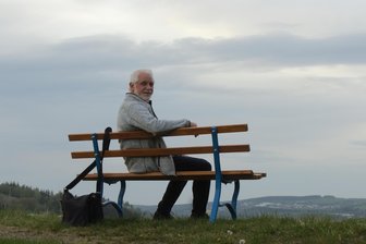 Freude im Erzgebirge: Zum Tag des Wanderns lässt sich wieder toller Ausblick genießen - Die Bank am Postsäulenweg in Erla ist zurück – das löst bei Axel Schlenkrich Freude aus.