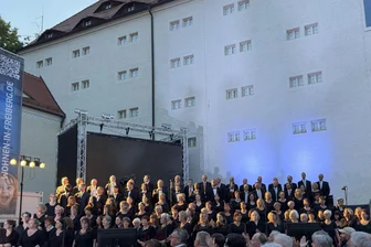Freude im Freiberger Schlosshof: Beethoven meets Schiller - Vier Chöre sangen gemeinsam: MiTChor, Freiberger Stadtchor, Singakademie Chemnitz und MitStimmen.