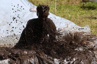 Freude im Schlamm: Auerbachs Spendenlauf übertrifft Erwartungen - Beim Spendenlauf in Auerbach war von manchen Teilnehmern nicht mehr viel zu erkennen.