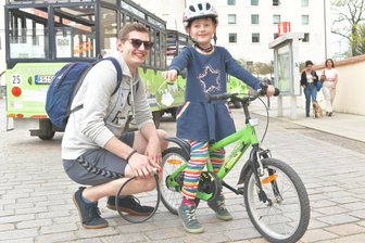 Freude in Freiberg: Die Silberstadtbahn fährt wieder - Die Silberstadtbahn fährt wieder durch Freiberg. Auch Kai und Samuel Lammel freuen sich darüber.