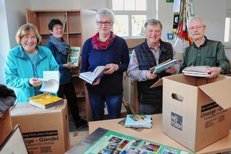 Freude trotz gehöriger Verspätung: Schwarzenberger Vereine nehmen ihr Haus wieder in Besitz - Auspack- und Einräumaktion im neuen Domizil des Erzgebirgszweigvereins - von links: Schriftführerin Heidi Grünert, 2. Vorsitzende Sabine Siglow, Schatzmeisterin Birgit Stölzel, 1. Vorsitzender Rolf Grünert, Wegewart Siegmar Korb. Sie gehören mit zum Vorstand, der Ende Januar in der Jahreshauptversammlung gewählt wurde.