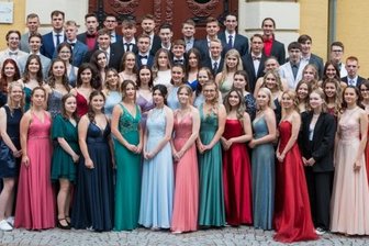 Freude über das bestandene Abitur - Die Absolventen des Städtischen Gymnasiums Mittweida.