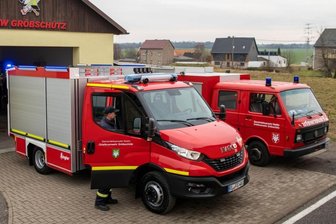 Freude über Geschenk auf Rädern - Die Feuerwehrleute in Gröbschütz können sich über ein neues Einsatzfahrzeug freuen. Es löst das alte Vehikel mit Baujahr 1993 sowie 220.000 Kilometer Laufleistung ab und bietet moderne Technik. 
