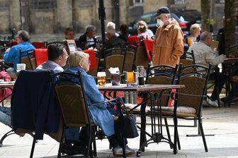 Freude über Lockerungen in Chemnitz - Die Möglichkeit, auf Freisitzen etwas essen und trinken zu können, wurde am Montag nicht nur an der Inneren Klosterstraße rege genutzt.