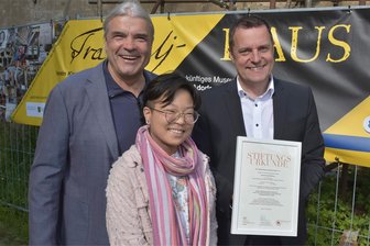 Freude über neue Kerll-Trampeli-Stiftung in Adorf - Kai Lederer (rechts), Wolf Matthias Friedrich und Manami Mizumoto.