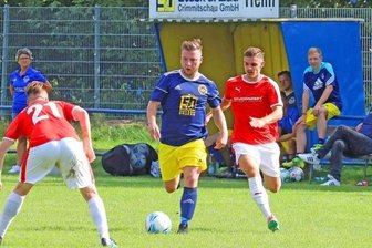 Freude über neuen Rasen weicht dem Entsetzen - Für Traktor Neukirchen (am Ball der später ebenfalls verletzt ausgeschiedene Tino Naumann) war die Auftaktniederlage in der Westsachsenliga gegen Fortschritt Lichtenstein Nebensache. 
