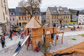 Freude über neuen Schulhof in Geyer: Womit die Anlage punkten kann - Geyers Grundschüler durften in dieser Woche ihren neuen Schulhof in Beschlag nehmen.