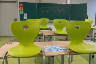 Freude über Öffnung von Mittelsachsens Schulen - Mittelsachsens Schulen dürfen die Stühle wieder auf den Boden stellen, Schüler dürfen wieder in die Klassenräume.