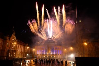 Freudenfeuerwerk und Kunst auf dem Theaterplatz -