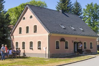 Freudentag für Dorf im Erzgebirge: Aus Armenhaus im Ort wird Schmuckstück - So sieht das Dorfgemeinschaftshaus in Schwarzbach nach der Sanierung aus.