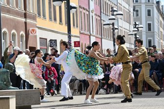 Freudentanz, Nachdenkliches und das Russland-Dilemma: Chemnitz erinnert an Kriegsende vor 80 Jahren - Mitglieder des Balletts der Städtischen Theater Chemnitz erinnerten auf dem Brühl an die ausgelassene Stimmung, mit der 1945 in vielen Ländern Europas das Ende des Krieges gefeiert wurde.