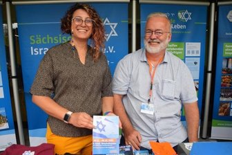 Freunde aus Israel sind voller Vorfreude auf das Vogtland - Elite Paz und Werner Hartstock trafen sich beim Israelfreundestag am Stand des Reichenbacher Israelreisebüros und tauschten sich über Reisemöglichkeiten aus. Die Israelin aus dem Grenzgebiet zu Gaza ist Verbindungsfrau zu den Sächsischen Israelfreunden. 