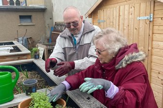 Freunde durch Gärtnern: Diese Vogtländer gewinnen einen Preis für ihre Idee - Mit guten Nachbarn und ehrenamtlichen Mitarbeitern gärtnern die Bewohner des Awo-Seniorenheimes.