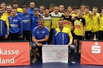 Freunde helfen sich in der Not - Die Teams des KSV Pausa (rechts) und des AV Germania Markneukirchen freuten sich darüber, endlich wieder vor Zuschauern ringen zu können. Nach dem Benefizkampf übergaben die Pausaer Ringer einen Spendenscheck in Höhe von 700 Euro an die Markneukirchener. 