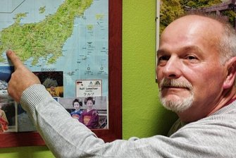 Freunde über 10.000 Kilometer zwischen Sayda im Erzgebirge und Japan - Thomas Fink zeigt, wo sich die neue Jugendherberge in Japan befindet. 2000 km vom der langjährigen Partnerherberge entfernt.