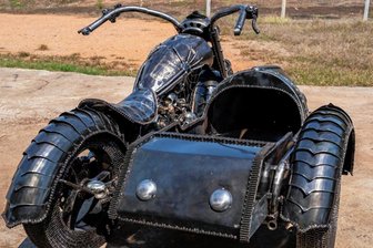 Freundeskreis plant Denkmal für Motorradstadt Zschopau aus Metall und Stein - Eines der umstrittenen Kunstobjekte, die der thailändische Künstler Chatree aus Schrott zusammengeschweißt hat und die inzwischen in Zschopau eingetroffen sind.