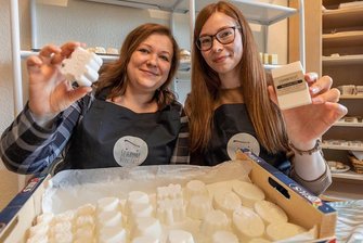Freundinnen seit dem Kindergarten: Erzgebirgerinnen starten mit Seifenmanufaktur durch - Stefanie Weiser und Sindy Kunzmann (l.) stellen in ihrer "Schaumwerkstatt" in Crottendorf handgemachte Seifen her. Das machen sie neben ihrer eigentlichen Arbeit als Lehrerin und Holzspielzeugmacherin.