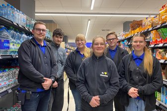 Freundliche Übernahme: Azubi-Team führt Edeka-Markt in Niederwiesa - Fünf der acht Azubis, die diese Woche den Edeka-Mark in Niederwiesa geführt haben: Kevin Wildenhain, Paul Uhlemann, Ausbildungsleiterin Julia Bellmann, Saskia Goltzsch, Pierre Keiser und Lilly-Jane Schlegel.