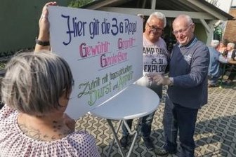 Freundliche Wahlhelfer im Einsatz - Vor dem Wahllokal in Braunsdorf gab es Bratwurst, im Bild Petra Dähnert, Ortsvorsteher Holger Maywirth und Gunter Lämmel (v.l.). 