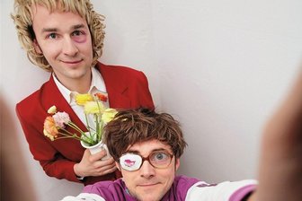Freundliche Zärtlichkeiten voller Nonsens in Annaberg-Buchholz - Die neuen "Zärtlichkeiten mit Freunden": Stefan Schramm alias Ines Fleiwa und Christoph Walther als Rico Rohs. 
