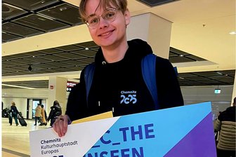 Freundlicher Empfang der Kulturhauptstadt-Gäste am Flughafen - Volunteer Nicolas Sammler hat am Flughafen BER Gäste empfangen.