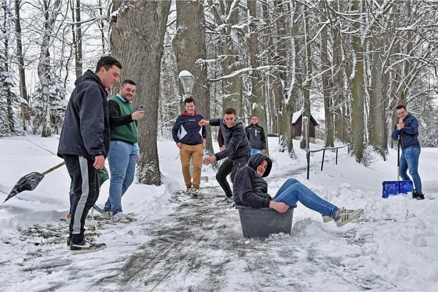 Freundschaft geht durch den Magen: Franzosen besuchen Grüne Schule in Zethau - Jugendtreffen von angehenden Landwirten in Zethau: die französischen Gäste begeistern sich für den Schnee, eine spontane Rutschpartie gehörte dazu. 