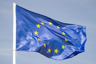Freundschaft zu Polen und Frankreich: Waldenburger Stiftung mit großem Auftritt in Dresden - Die Europaflagge steht auch für das friedliche Miteinander vieler Nationen.