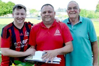 Freundschaften sind mehr wert als alle Erfolge - Der Jößnitzer Vereinsvorsitzende Marcel Singer (links) und Ulrich Dressel (rechts) als ehemaliger Jugendtrainer beglückwünschten Andreas Weller, der als Ehrenamtler des Monats ausgezeichnet wurde. 