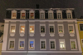„Frevel ist, vor dem Advent die Lichter anzumachen“: Wann im Erzgebirge die Schwibbögen leuchten - So diskutiert das Netz - Wird in den sozialen Netzwerken derzeit kontrovers diskutiert: Wann geht die Weihnachtsbeleuchtung im Erzgebirge an?
