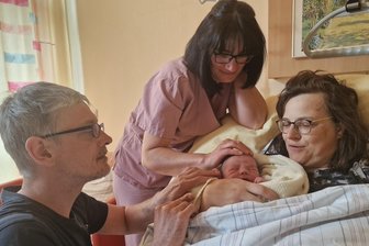 Fridolins Mama nach Marathon-Entbindung in Rodewisch: „Die ganze Menschheit wäre aufgeschmissen ohne Hebammen“ - 20 Stunden hat Fridolin gebraucht, um aus Mamas Bauch auf die Welt zu schlüpfen. Seine Eltern Josephine Keil und Matthias Oppel sind Hebamme Antje Kovacs für ihre Hilfe dankbar.